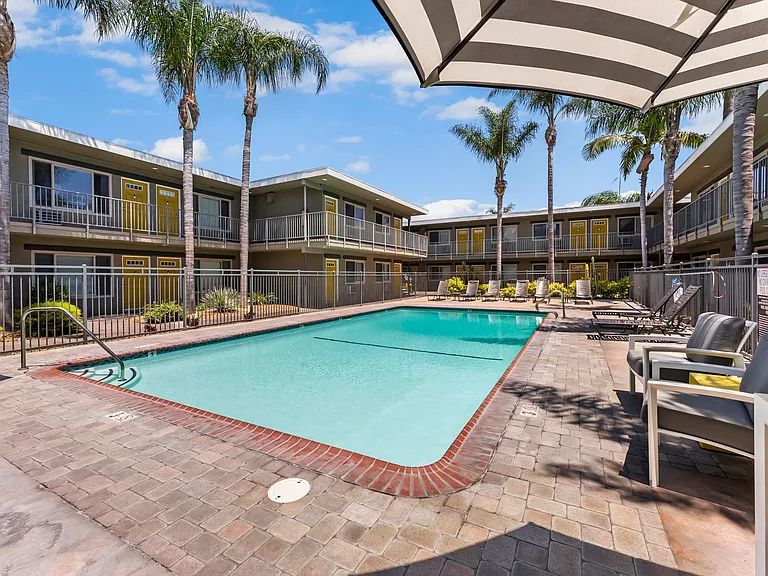 California Palms Apartments — Photo 29