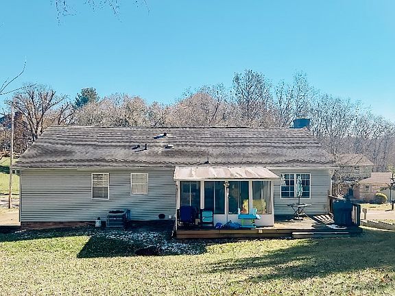 2nd image of 208 N Hills Dr