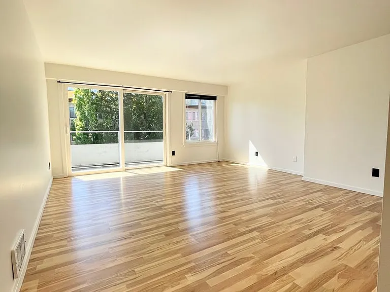 Escolier Apartments — Photo 30