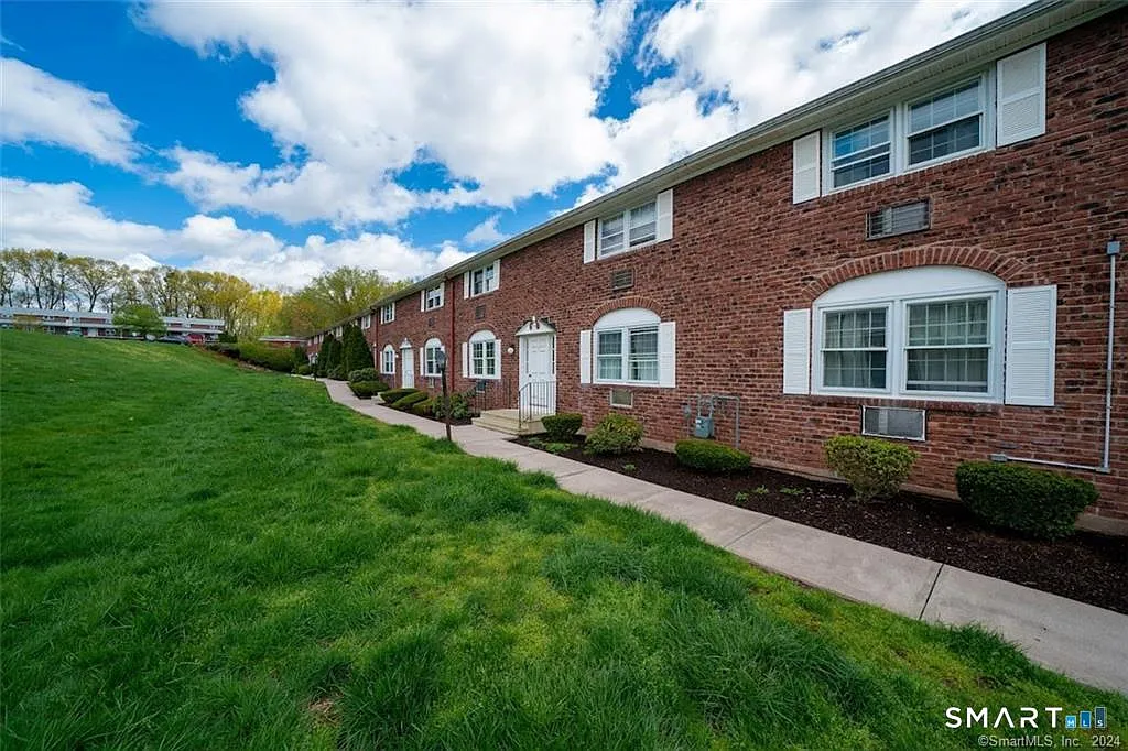 2 bed, 1.5 bath, 910 sqft, $1,950 — Photo 1
