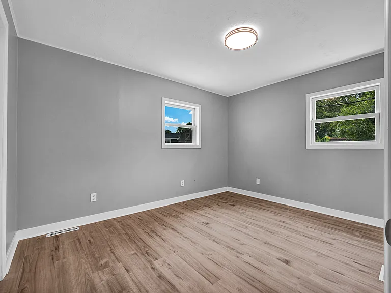 2022 Windsor St — Photo 10
