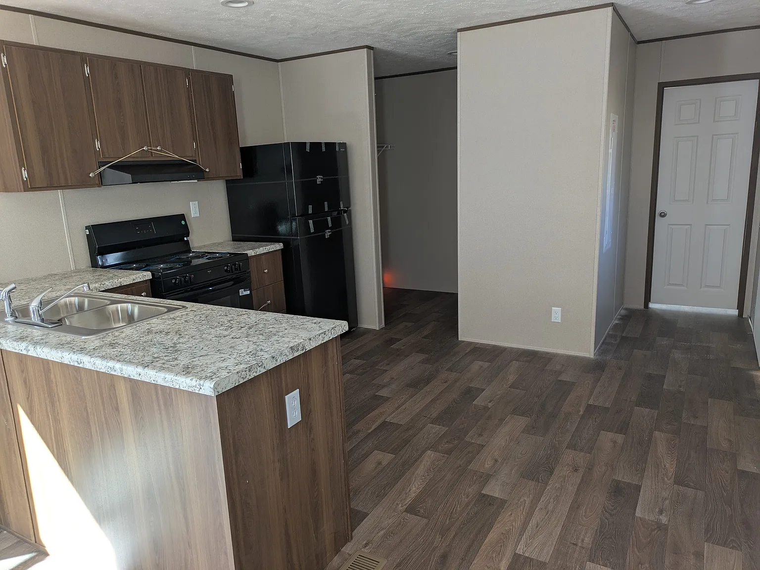 3 bed, 1200 sqft, $1,100 — Photo 2