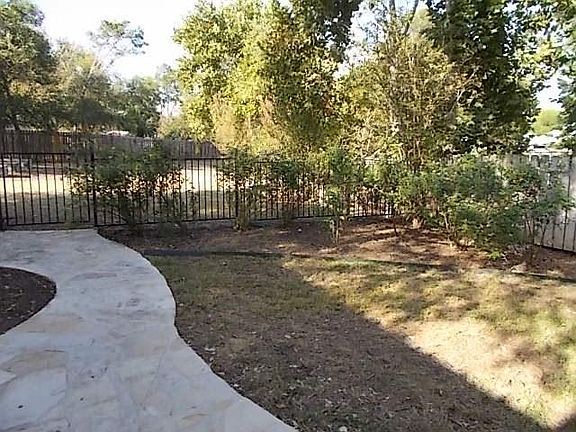 4th image of 322 Crestwood Dr