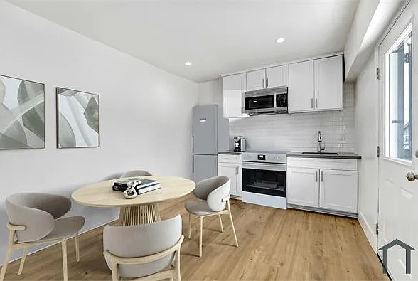 10028 San Fernando Rd — Photo 2