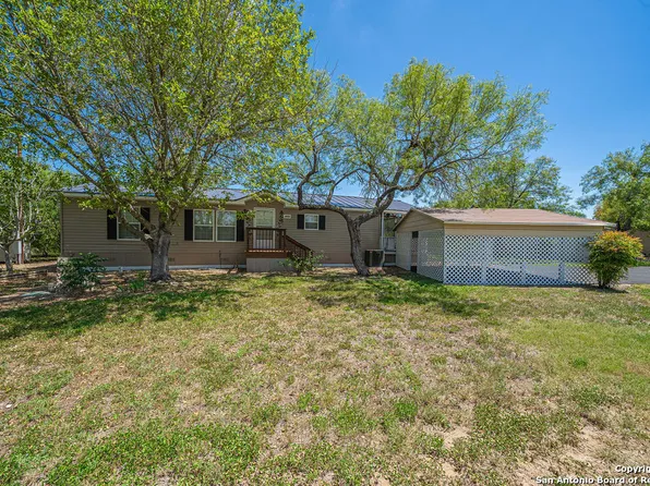 813 County Road 4638, Hondo, TX 78861