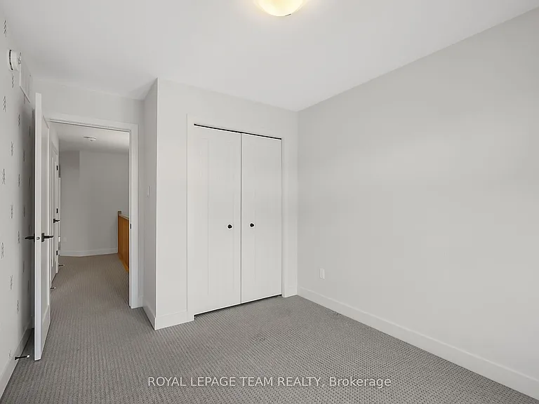 799 Cairn Cres — Photo 36