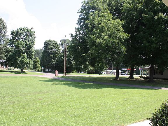 3rd image of 1421 E Poplar Ave