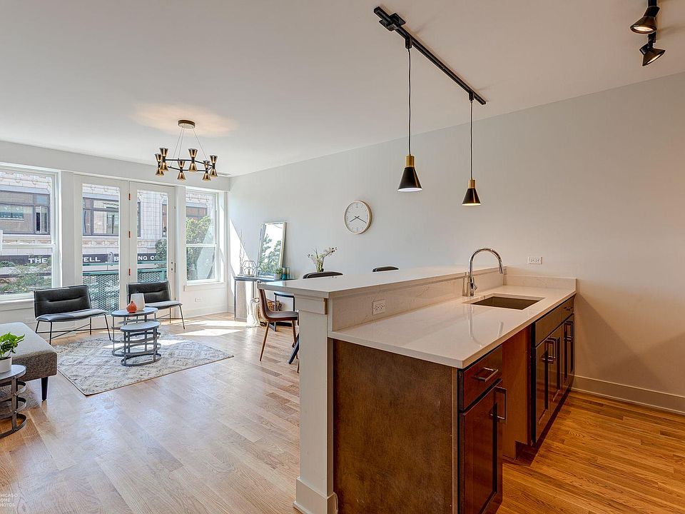 1st image of 2742 N Spaulding Ave #405