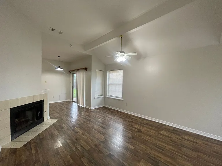 1416 Williamsburg Dr — Photo 2