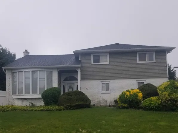 93 Kings Walk, Massapequa Park, NY 11762