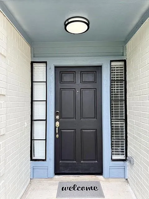 4 bed, 2.5 bath, 2302 sqft, $2,650 — Photo 2