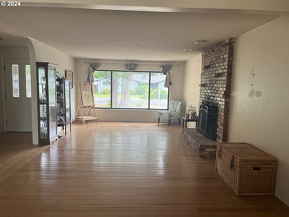 5th image of 3747 SE Bentley St
