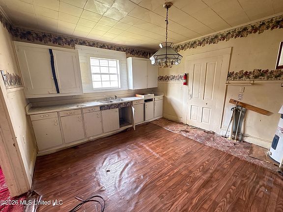 2nd image of 604 Central St
