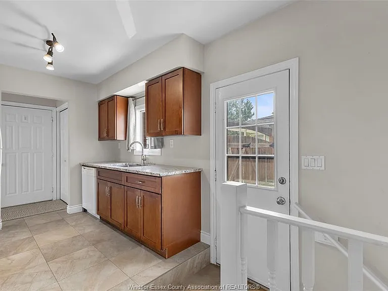 3083 Jefferson Blvd — Photo 6