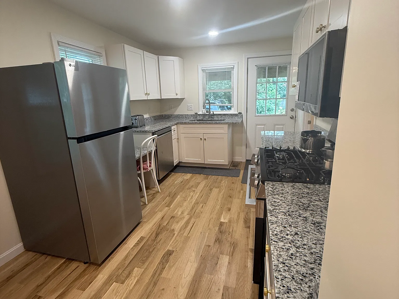 2 bed, 900 sqft, $2,400 — Photo 3