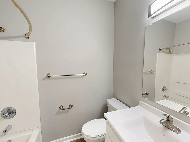 Burlington Oaks Apartments — Photo 44
