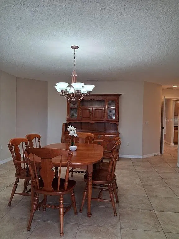 3 bed, 2.0 bath, 1721 sqft, $2,400 — Photo 4