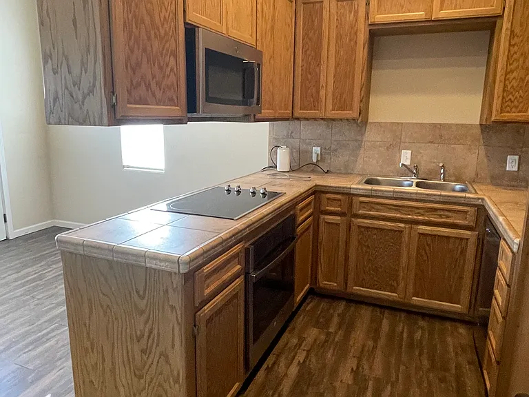 819 W Lake Ave — Photo 2