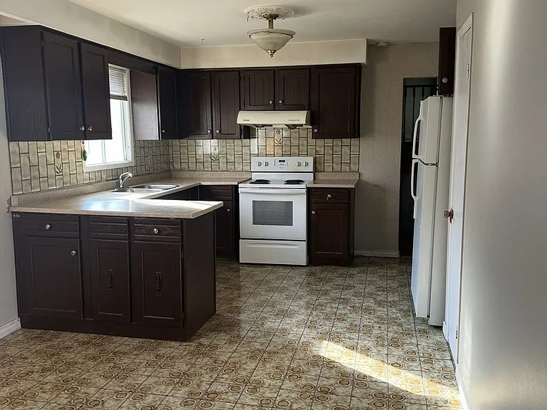 7463 Sigsbee Dr — Photo 3