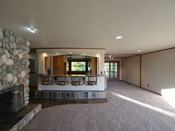 5th image of 1045 Rosewood Ln