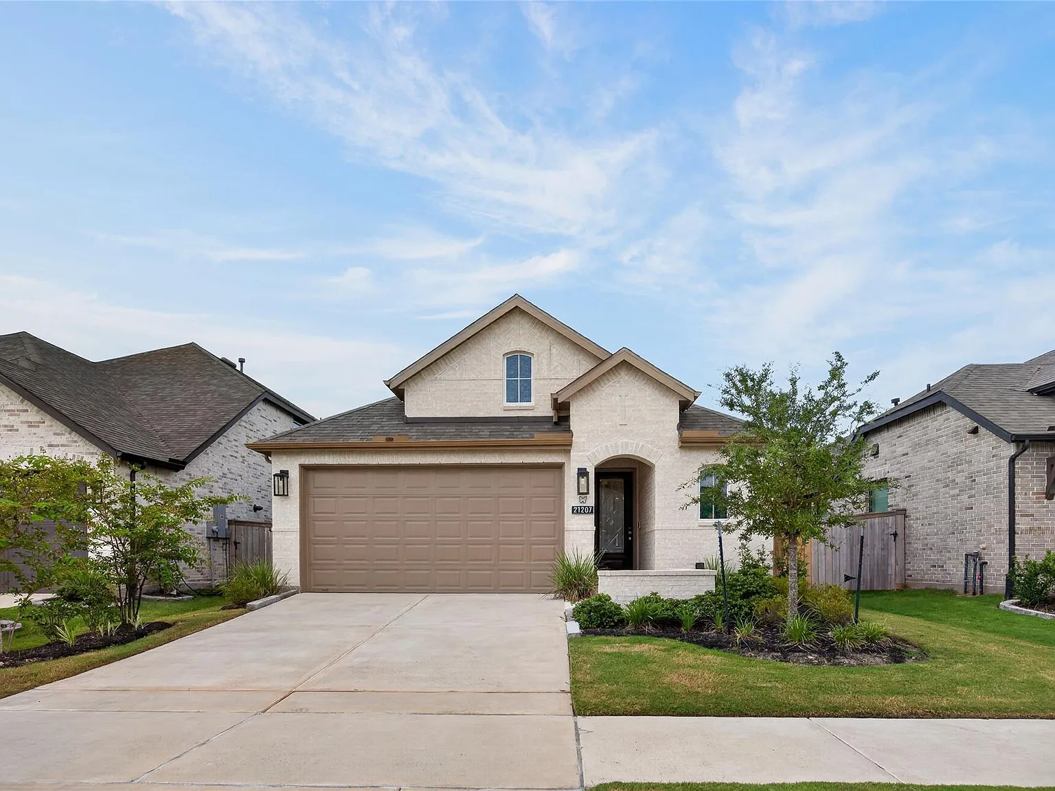 3 bed, 2.5 bath, 1988 sqft, $2,800 — Photo 2