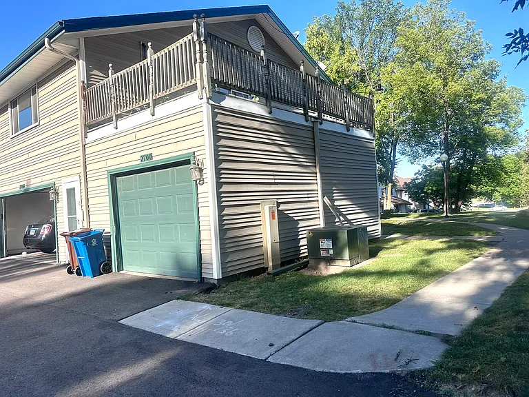 2700 Shenandoah Ln N — Photo 2