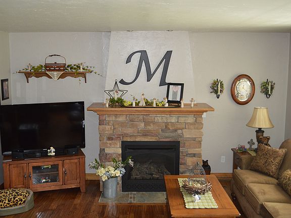 Living Room  16’ x 21’