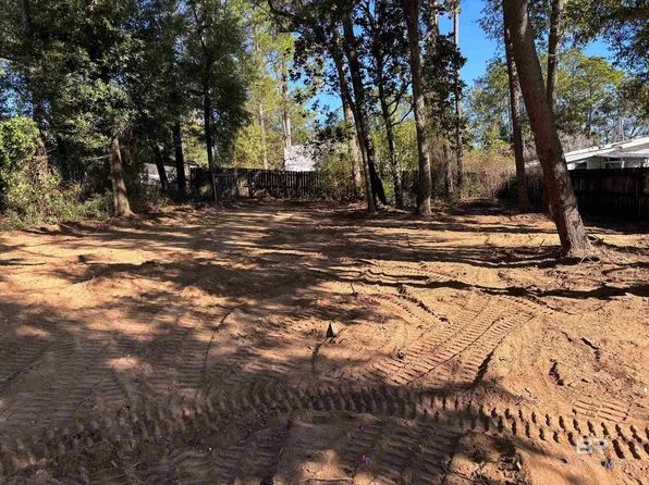 1610 Martinez Dr, Lillian, AL 36549