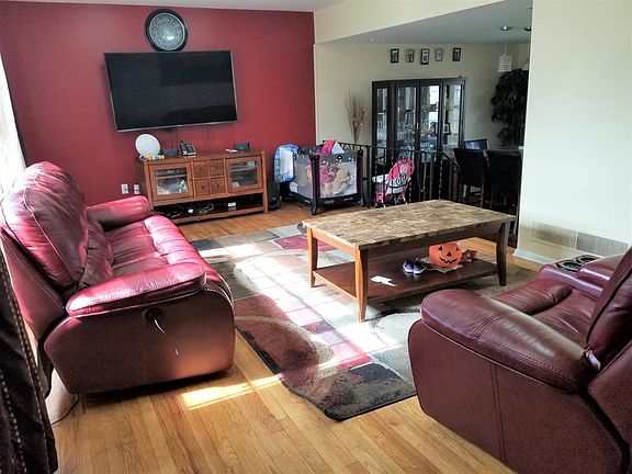Living room with a lot of sunlight