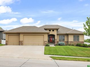 6602 Crest Ridge Dr, Papillion, NE 68133