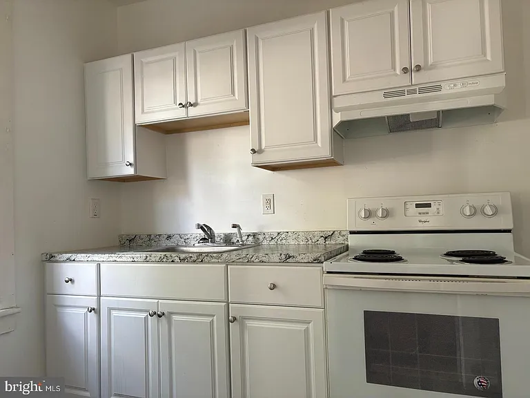 17 Arbutus Ave #A — Photo 5
