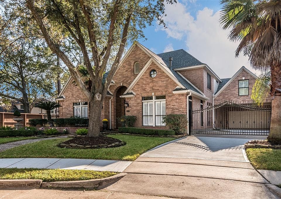 Welcome home! Wooded cul de sac location in Bay Oaks.
