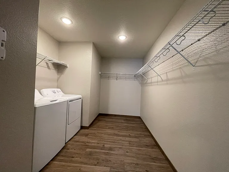 1 bed 1 bath lower