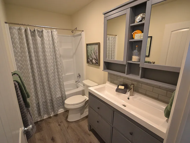 560 SW Paiute St #B — Photo 9