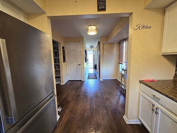 3rd image of 1010 Patricia Ln