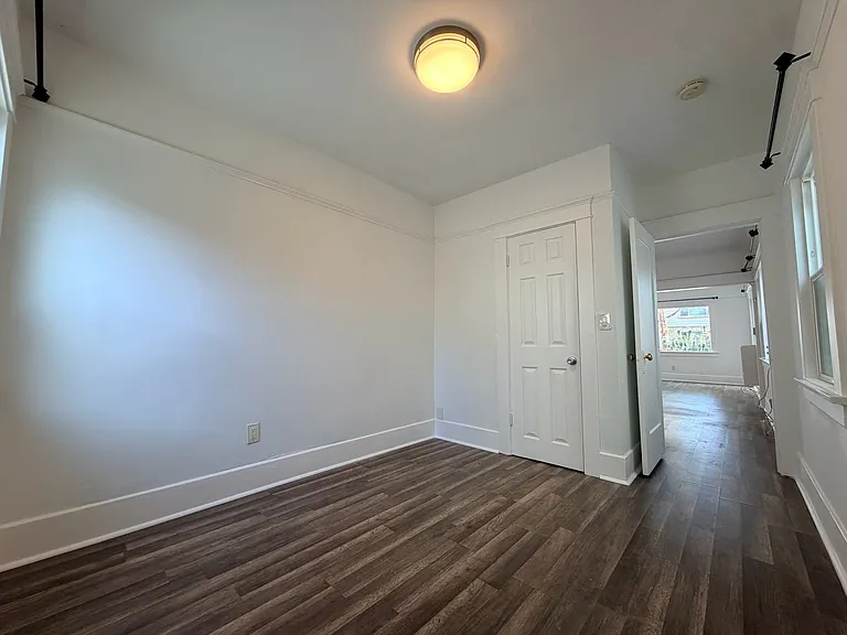 1027 E 2nd St — Photo 21