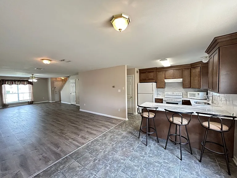 211 Greenbriar Dr — Photo 4