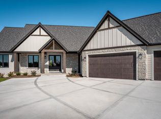 N69W17970 Haven Dr, Menomonee Falls, WI 53051