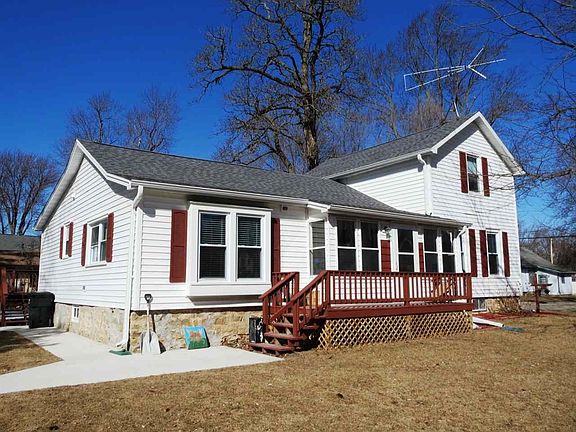 Front Deck & Walkway off of an enclosed front porch