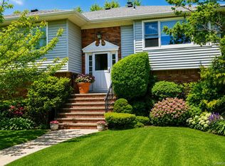 240 Pearl St, Lawrence, NY 11559