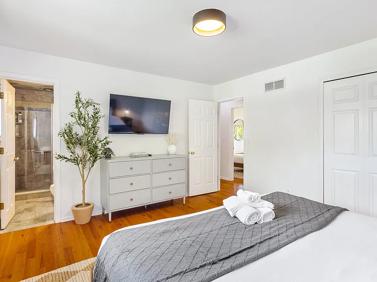 2140 Adrienne Dr — Photo 23