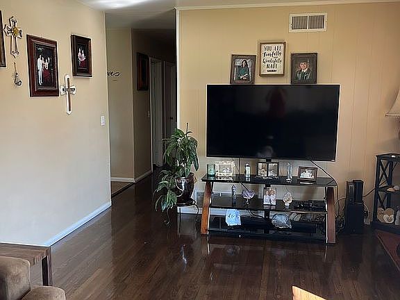 5th image of 3206 W Oaklawn Dr