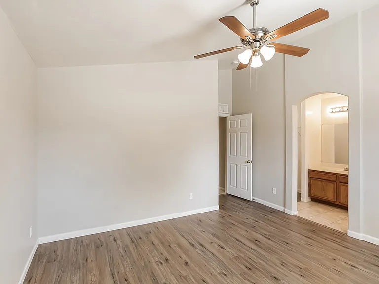 5704 S 32nd Dr — Photo 10