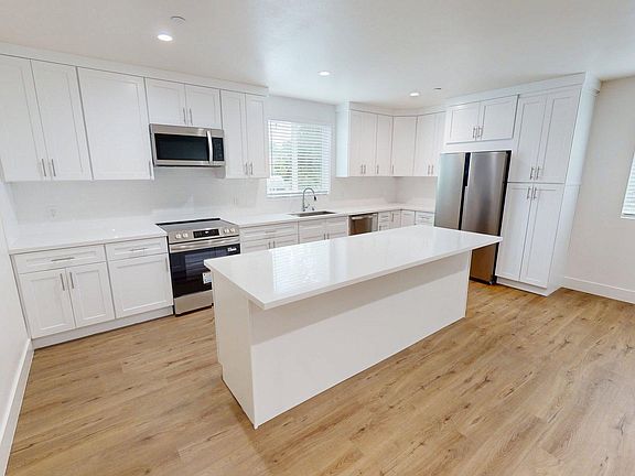 2nd image of 936 Calle Pensamiento #C