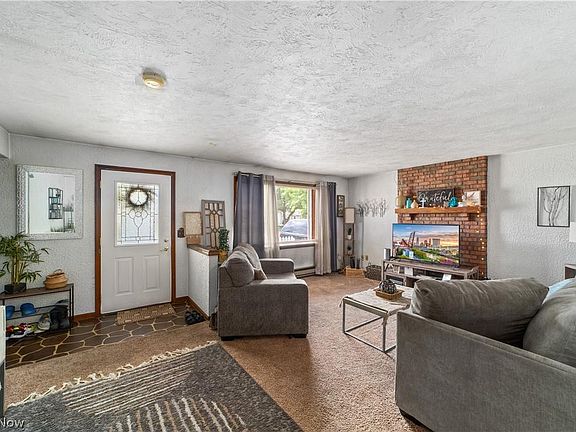 2nd image of 2136 W 41st St