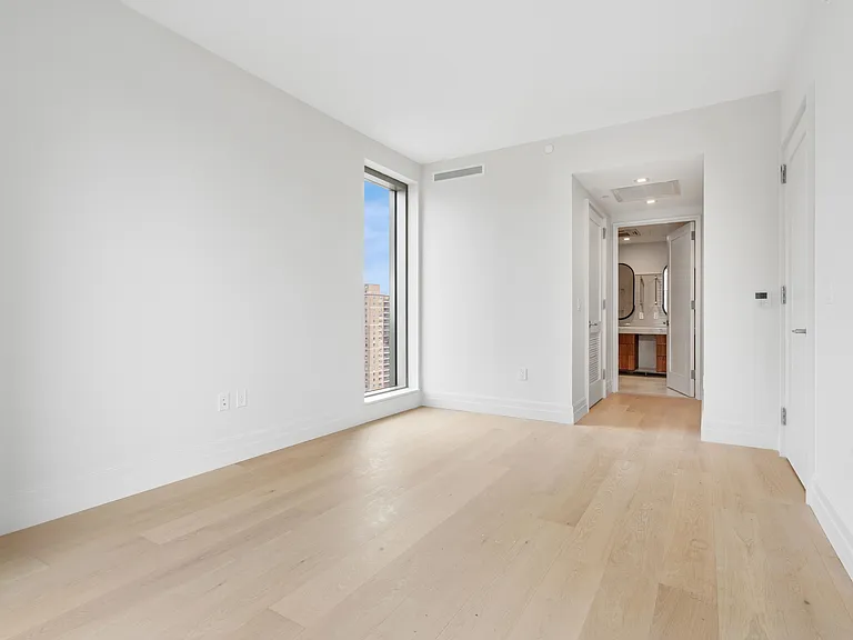 222 E Broadway #16B — Photo 6