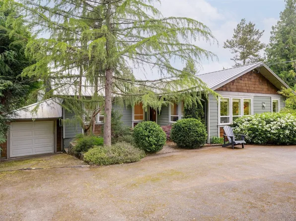 5148 Santa Clara Ave, Saanich, BC V8Y 1W4