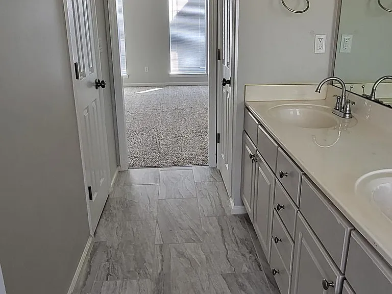 1118 Amberley Woods Dr — Photo 21