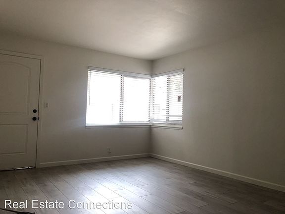 5th image of 922 Princess Anne Dr