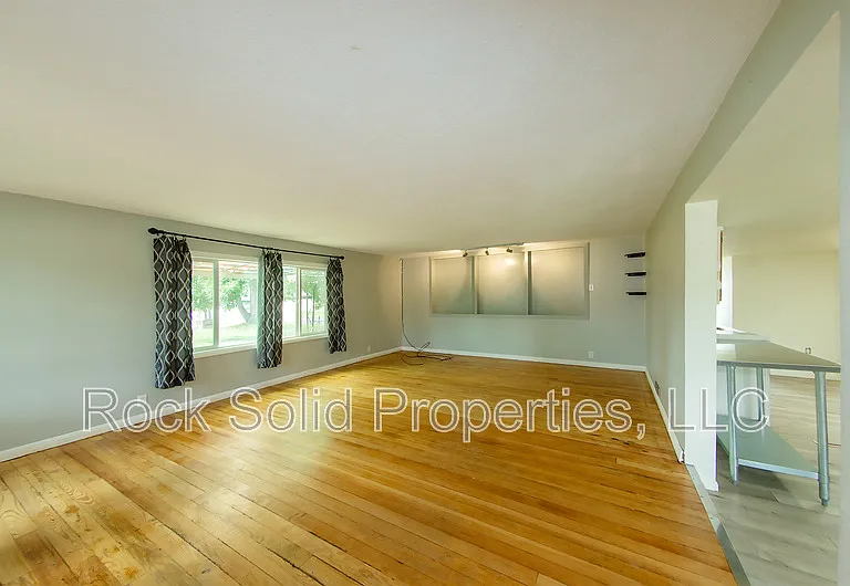 210 Seymour Ave — Photo 7
